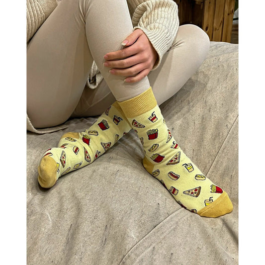 Foodie Socke von MYSOX Pizza Pommes auf Couch