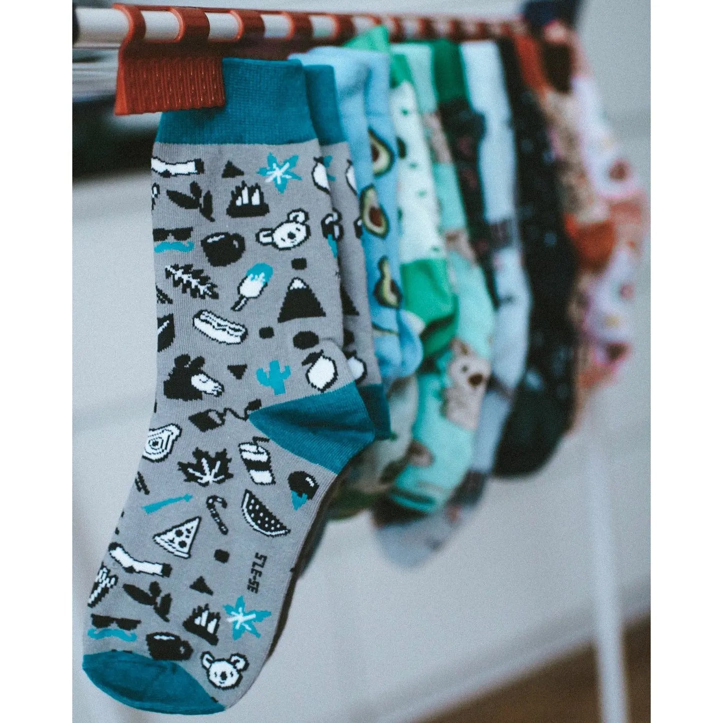 Aufgehängte Tretende MYSOX Jubiläumssocke der bunten Socken mit Motiven