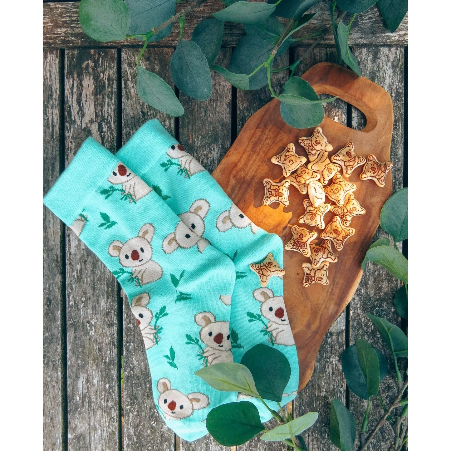 Koala MYSOX Socken Flatlay Koalasocken auf Holz in mintgrün