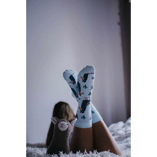 Lama Socke von MYSOX bei Mädchen auf Bett