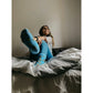 Fröhliches Mädchen mit bunten Socken in Avocado Design von MYSOX